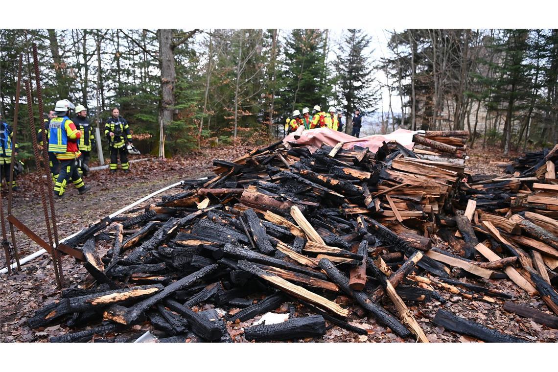 13-Jähriger gibt Brandstiftungsserie zu Der Minderjährige hat unter anderem Holzstapel angezündet. (Symbolbild)