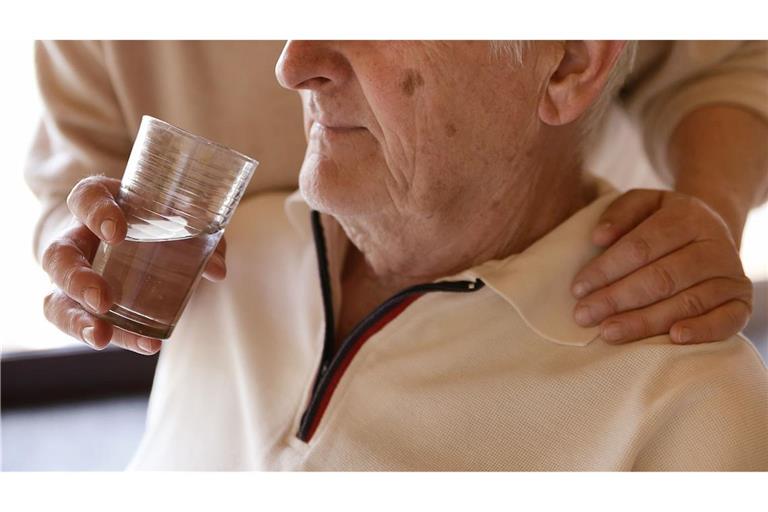 Der Mindestlohn in der Altenpflege soll bis Mitte 2027 in zwei Schritten  steigen (Symbolfoto).