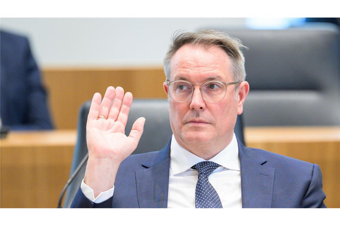 Der Ministerpräsident von Rheinland-Pfalz, Schweitzer (SPD), spricht von einem Warnschuss.