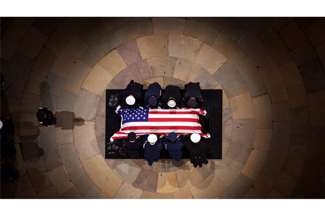 Bilder des Tages Der mit einer Flagge bedeckte Sarg des ehemaligen US-Präsidenten Jimmy Carter liegt in der Rotunde des US-Kapitols.