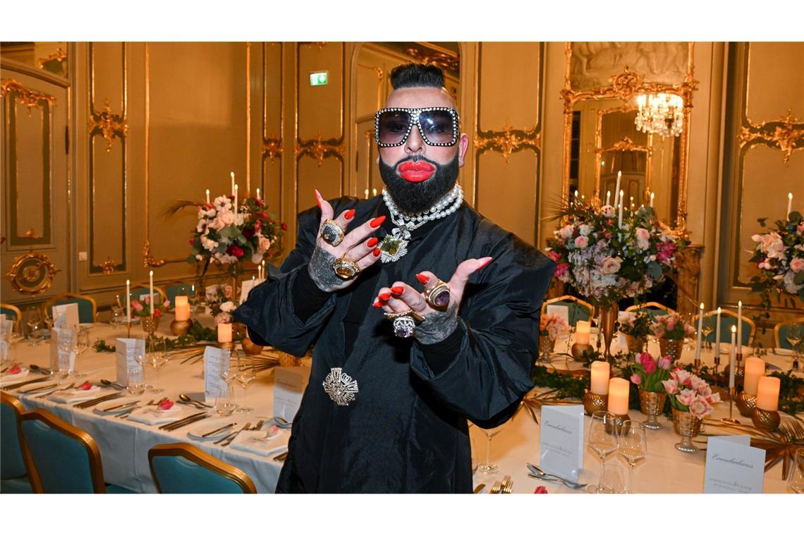 Bilder des Tages Der Modedesigner Harald Glööckler steht bei einem Fashion-Dinner zum Auftakt der Berliner Fashion Week im Ermelerhaus.