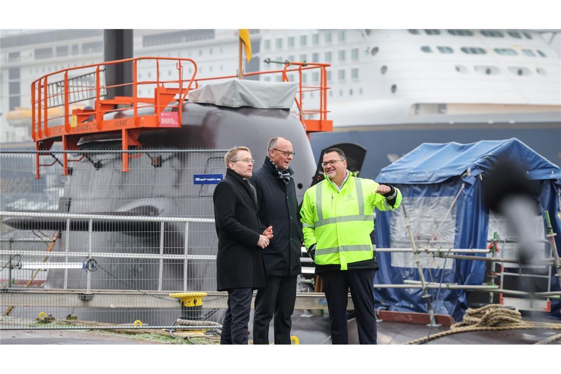 Thyssenkrupp will U-Boot-Sparte an die Börse bringen Der mögliche künftige Kanzler Friedrich Merz (CDU, Mitte) hatte sich bei einem Besuch im Januar positiv zu einem Einstieg des Bundes geäußert. (Archivbild)