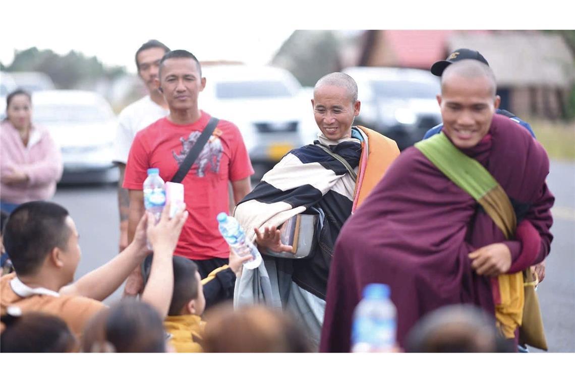 Barfuß nach Indien: Mönch aus Vietnam als Internet-Sensation Der Mönch Thich Minh Tue ist zu einer Berühmtheit geworden und wird auf seiner Reise von unzähligen Anhängern gefeiert.