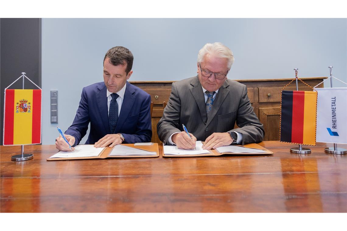 Der Moment der Unterschrift des Memorandums of Understanding (MoU) zur künftigen Zusammenarbeit.