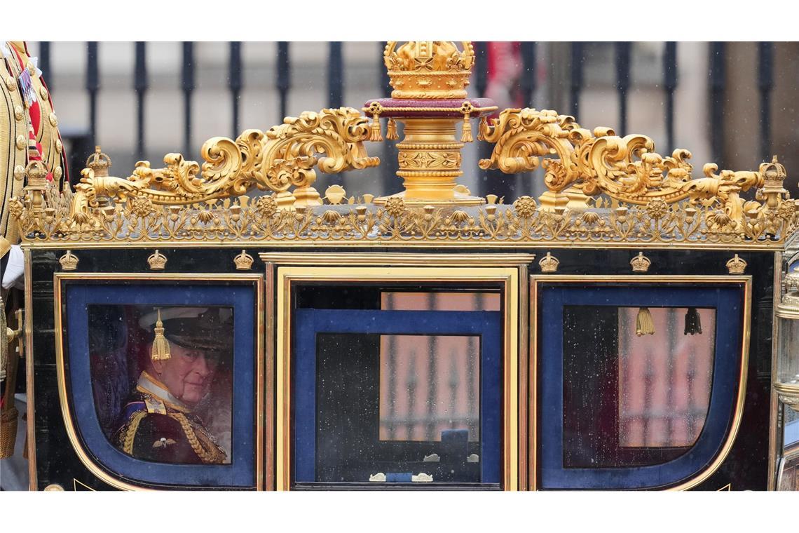 Der Monarch war gemeinsam mit Königin Camilla mit viel Pomp per Kutsche in einer Prozession vom Buckingham-Palast angereist.
