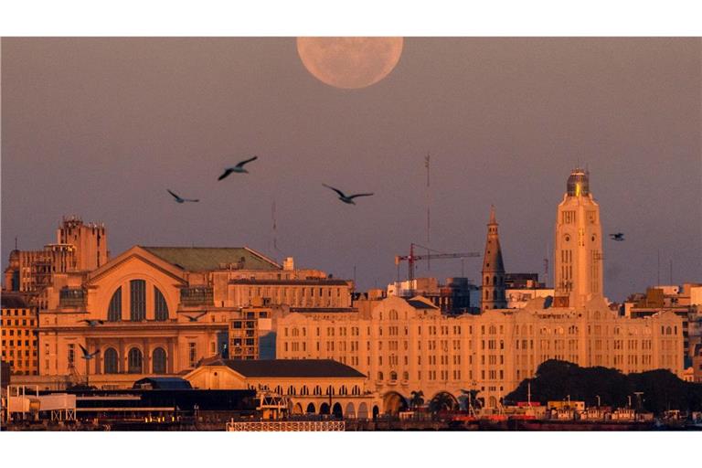 Der Mond geht am über Montevideo, Uruguay, auf.