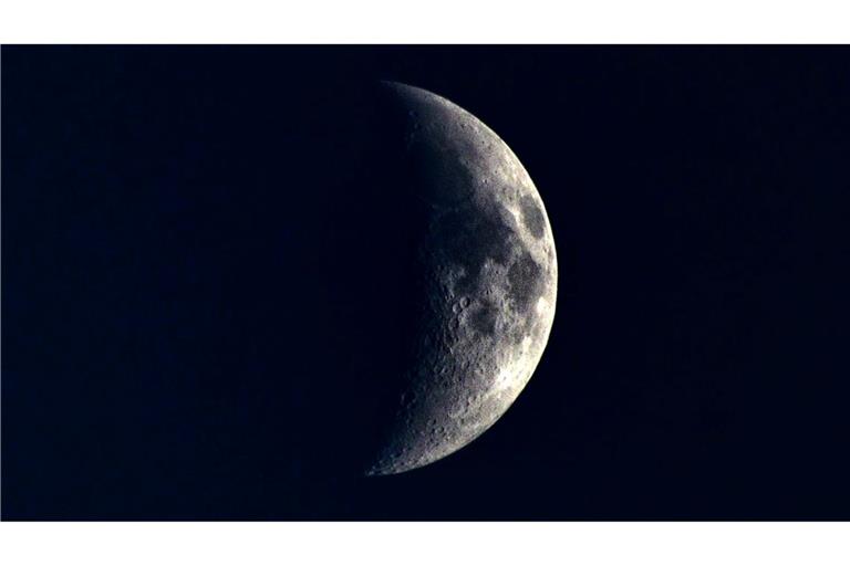 Der Mond ist als Sichel im Nachthimmel über Tschechien zu sehen. (Symbolbild)