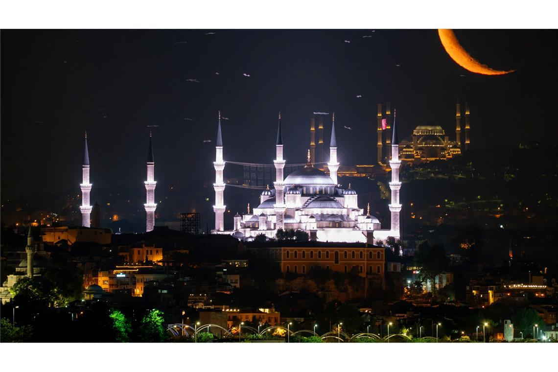 Der Mond ist aufgegangen. In diesem Fall über der Blauen Moschee (vorne) in Istanbul.