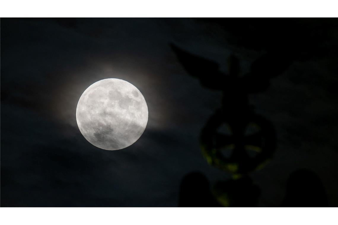 Supermond, Sternschnuppen - und Wolken am Abendhimmel Der Mond kommt der Erde näher. (Archivbild)
