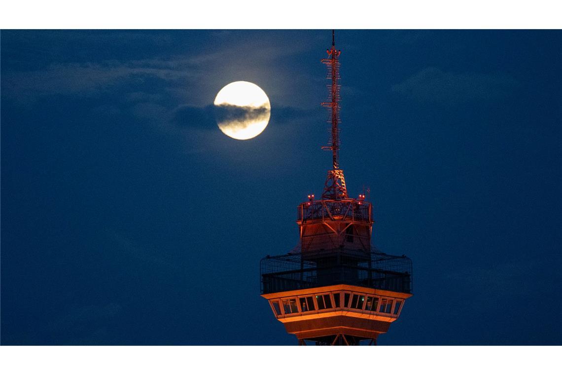 Der Mond steht über dem Berliner Funkturm.