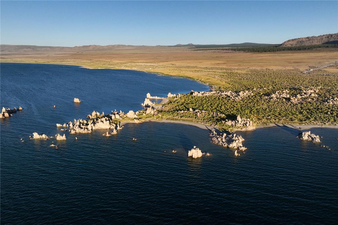 Der Mono Lake ist ein Natronsee; er ist also sowohl besonders alkalisch als auch besonders salzhaltig. Er liegt in Mono County im zentral-östlichen Teil von Kalifornien, in einem abflusslosen Becken am Westrand des Großen Beckens unter der Ostflanke der Sierra Nevada.