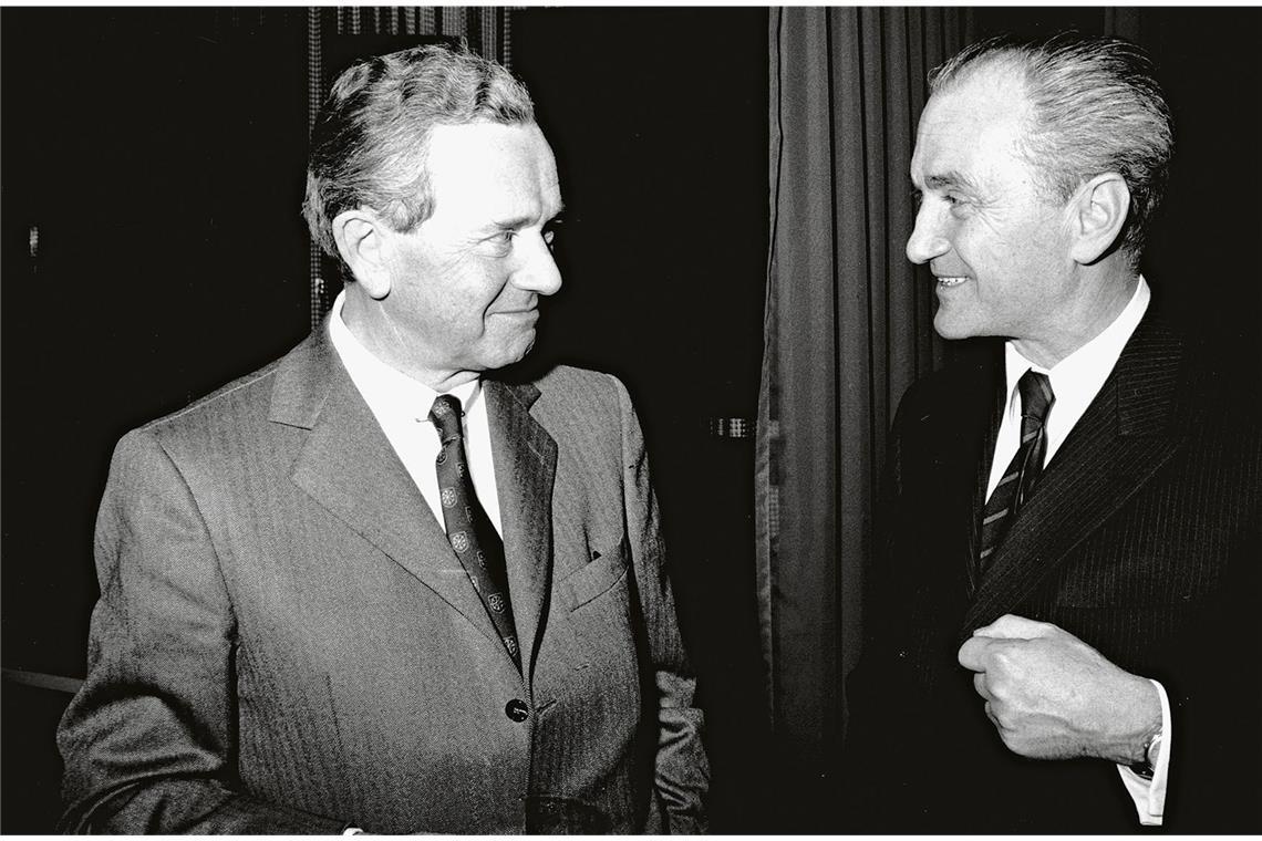 Der Motorenkonstrukteur Ernst Fuhrmann (rechts neben Ferry Porsche) wird  1972 der erste externe Manager an der Spitze des Unternehmens –  zunächst als Sprecher des Vorstands, ab November 1976 als Vorstandsvorsitzender. Unter seiner Ägide werden  die Modelle 924 und 928 mit Frontmotor entwickelt.