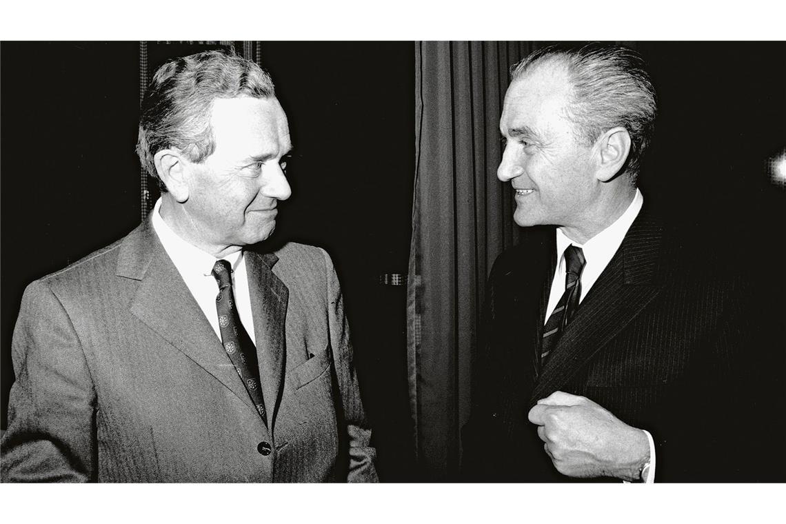 Der Motorenkonstrukteur Ernst Fuhrmann (rechts neben Ferry Porsche) wird  1972 der erste externe Manager an der Spitze des Unternehmens –  zunächst als Sprecher des Vorstands, ab November 1976 als Vorstandsvorsitzender. Unter seiner Ägide werden  die Modelle 924 und 928 mit Frontmotor entwickelt.