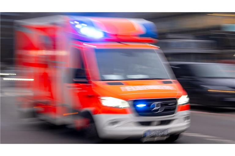 Der Motorradfahrer starb noch an der Unfallstelle. (Symbolbild)
