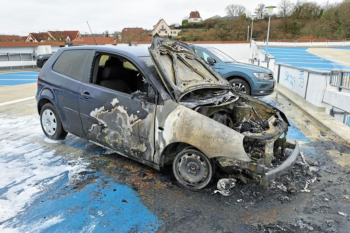Brand in Backnanger Parkhaus Der Motorraum des VW Polo ist ausgebrannt. Foto: privat