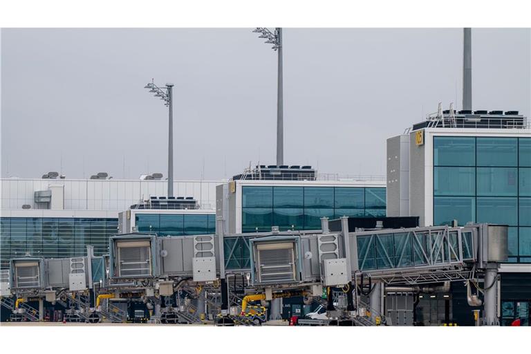 Der Münchner Flughafen wächst - im Bild der Erweiterungsbau des Terminals 1. Die Fernverkehrsanbindung aber fehlt weiter. (Archiv)