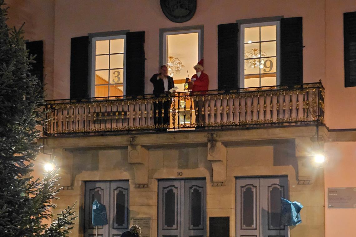 Traumsand und Betthupferl vom Sandmännchen Der Murrhardter Bürgermeister Armin Mößner begrüßt auf dem Rathausbalkon in Murrhardt das Sandmännchen. Foto: Stadt Murrhardt