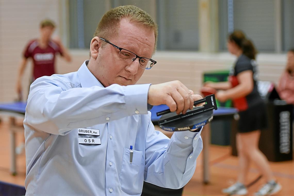 Der Murrhardter Max Gruber überprüft als Oberschiedsrichter mit einer Messlehre auch den Tischtennisschläger. Foto: Tobias Sellmaier