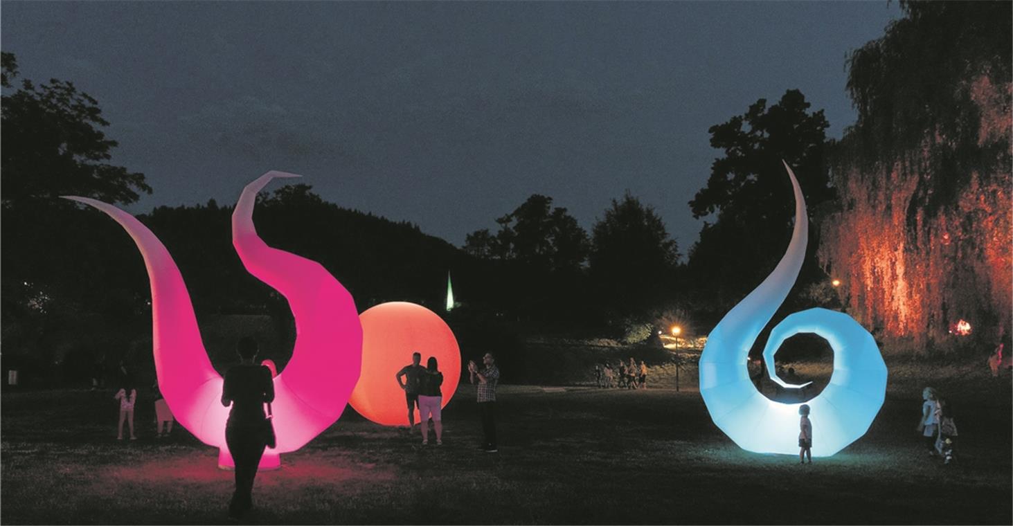 Der Murrhardter Stadtgarten mit bunten Figuren und Spots lädt zum Flanieren durch die Lichterlandschaft ein.