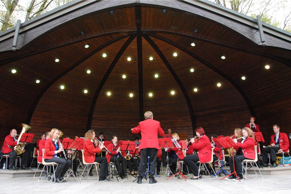 Es dauerte, bis alle Instrumente hatten Der Musikverein Fornsbach beim ersten Serenadenkonzert 2019 im Söhnle-Pavillon. Fotos: E. Klaper (2)/Musikverein Fornsbach (1)