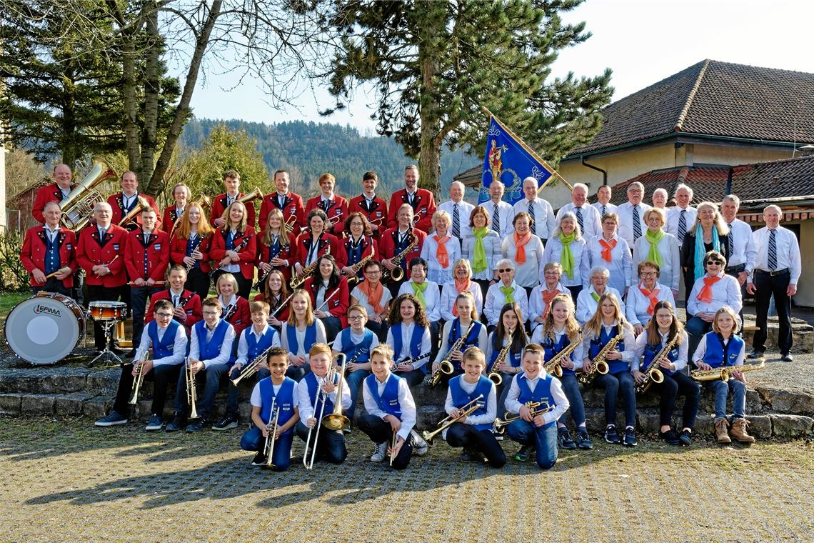 Jubiläum im Doppelpack Der Musikverein Fornsbach mit Bläserjugend und der Gesangverein Fornsbach stehen fürs Jubiläumsjahr bereit. Foto: I. Schock