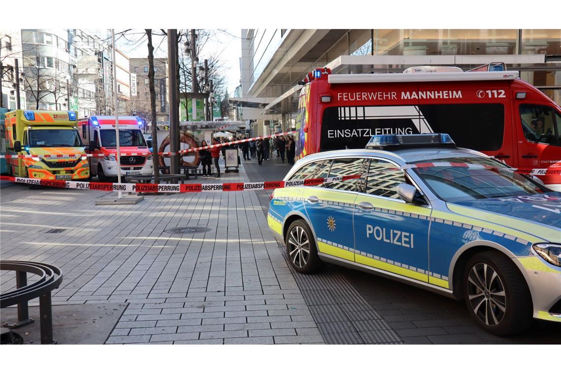 Todesfahrt in Mannheim - War Fahrer psychisch krank? Der mutmaßliche Autofahrer liegt nach dpa-Informationen verletzt im Krankenhaus.