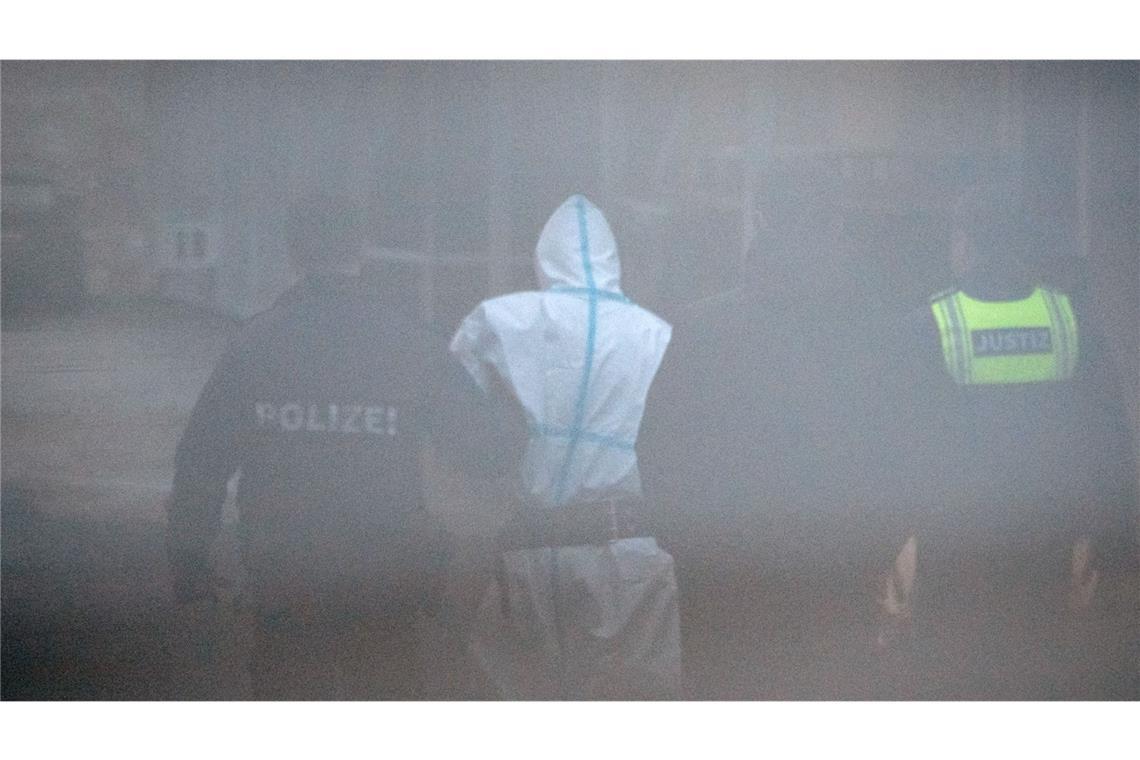 Das sind die Reaktionen auf die Bluttat von Aschaffenburg Der mutmaßliche Täter (Mi.) wird aus dem Amtsgericht zurück in ein Fahrzeug der Polizei gebracht.