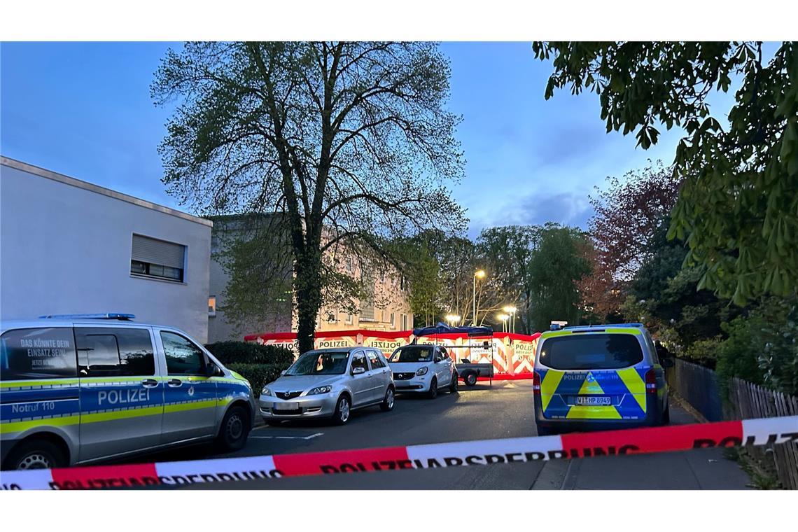 Tödliche Schüsse in Bad Nauheim - "Ostern unter Angst" Der mutmaßliche Tatort wurde weiträumig abgesperrt.
