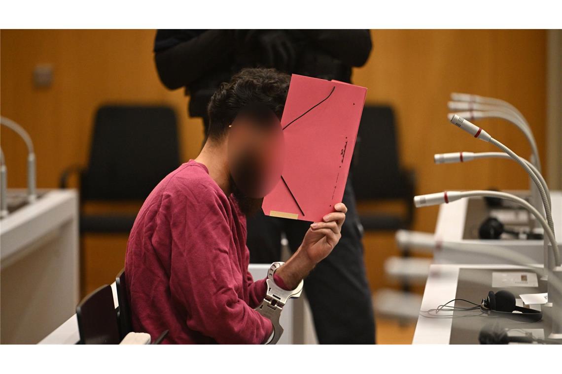 Polizist schildert Messerangriff - "Ich sah ihm die ganze Zeit in die Augen" Der mutmaßliche Terrorist Sulaiman A. vor dem Stuttgarter Oberlandesgericht: weitestgehend regungslos.
