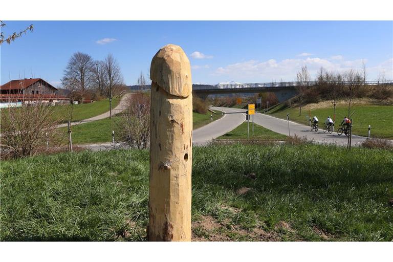 Der mysteriöse Holzpenis von Heimenkirch im Jahr 2021. Nun sind die Phallus-Darstellungen zurück.