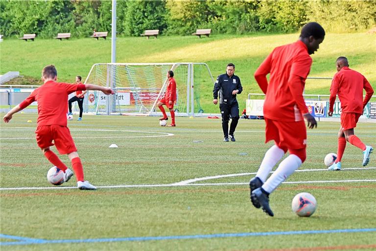 Der Nachwuchs der TSG-Fußballer ist seit dieser Woche wieder am Ball. Noch heißt es hier wie auf den anderen Plätzen aber, Abstand halten und Training nur in Kleingruppen. Foto: T. Sellmaier