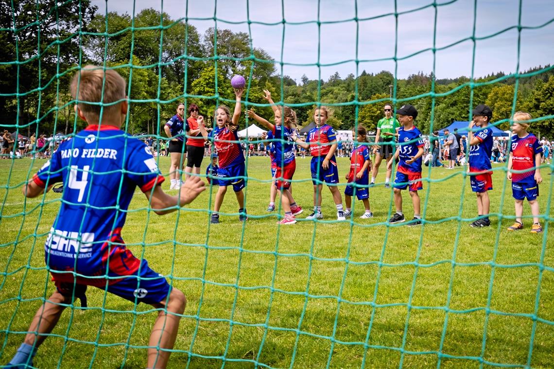 Auf neun Feldern geht bei den Handball-Sporttagen des HCOB die Post ab Der Nachwuchs des Nachbarn HSG Sulzbach-Murrhardt (rote Trikots) ist auch dabei. Foto: Alexander Becher