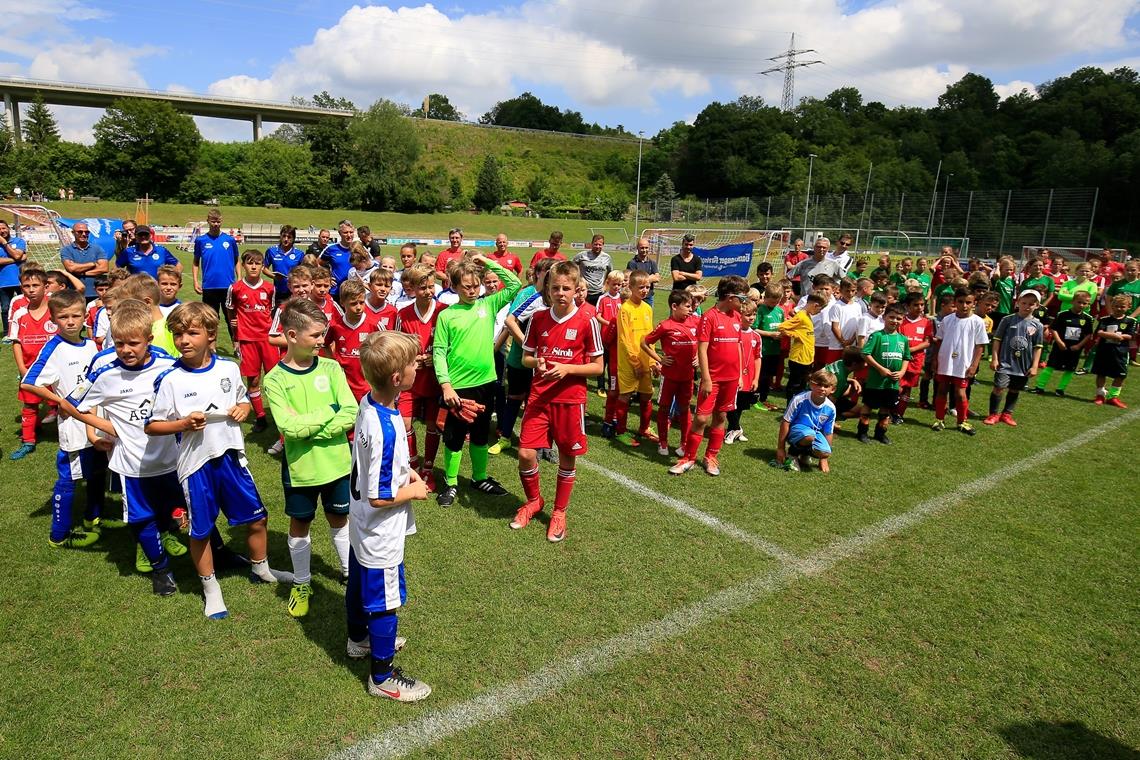 Der Nachwuchs muss sich noch eine Woche gedulden, dann darf er beim Fußballfest für E- und F-Jugendkicker der Region endlich los legen. Nach zwei Jahren Pause wegen der Coronapandemie findet der BKZ-Mini-Cup diesmal wieder statt. Nachfolger der TSG Backnang als Ausrichter ist am 2. und 3. Juli der SV Steinbach. Foto: Alexander Becher