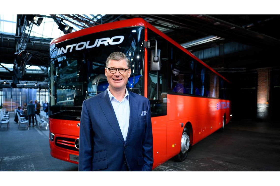 Daimler Truck elektrifiziert Überlandbus Der nächste große Meilenstein ist nach Angaben von Till Oberwörder, Vorstandsvorsitzender Daimler Buses, dann die Elektrifizierung des Reisebussegments.