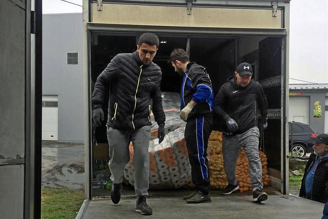 Hilfslieferung erfordert Improvisationstalent Der nächste Schritt: Später werden die Lebensmittel und weitere Hilfsgüter in kleinere Transporter umgeladen, um sie in die Region und nach Charkiw bringen zu können.