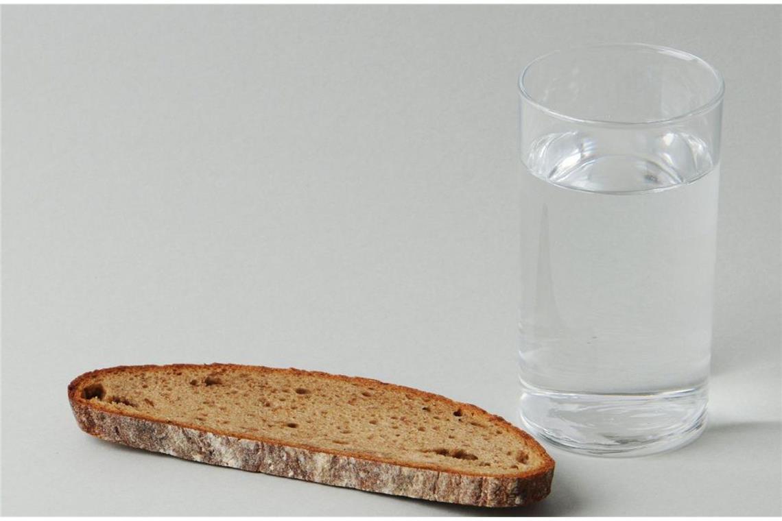 Der Nahrungsverzicht hatte ursprünglich keine Lifestyle-Komponente:. Durch Enthaltsamkeit und Gebet soll der Mensch Buße für sein sündiges Leben tun und die Nähe zu Gott suchen. Fasten ist kein Selbstzweck, sondern ein Weg zur spirituellen Reinigung und Versicherung im Glauben.