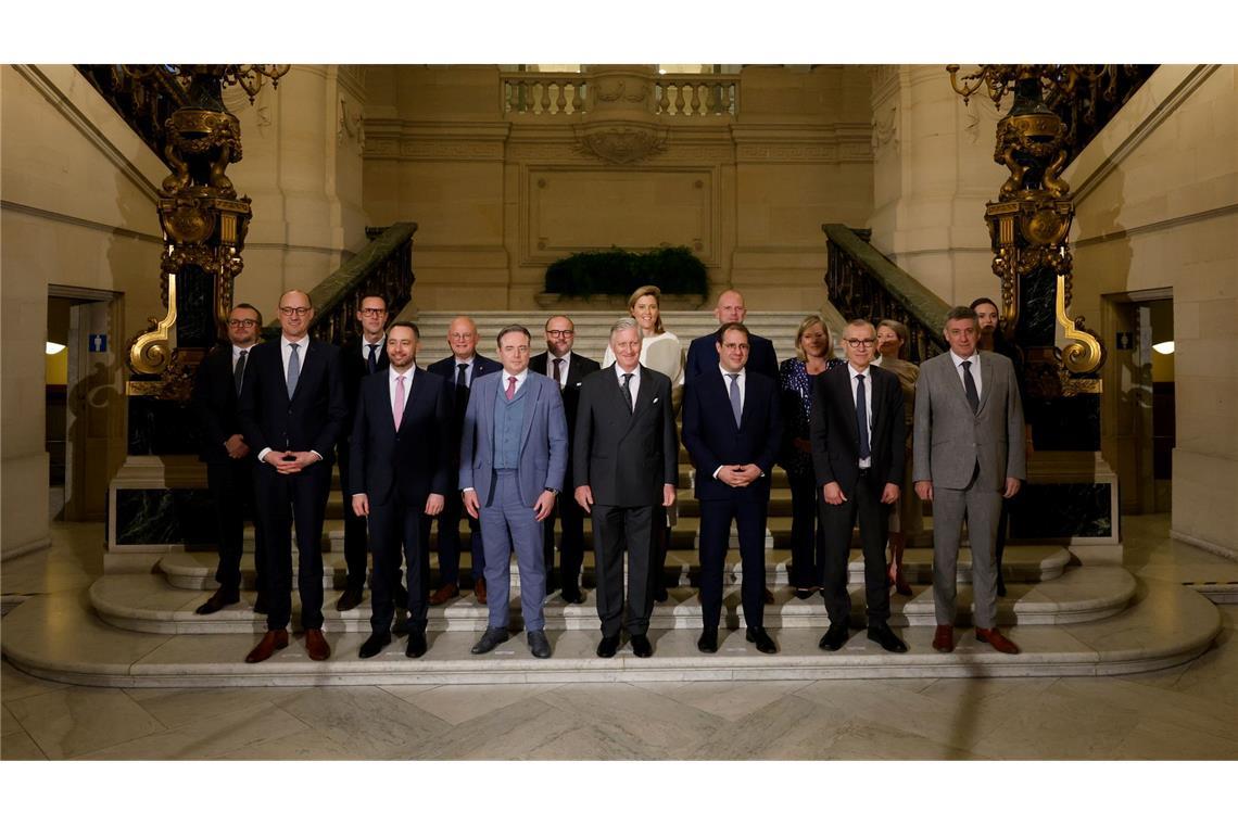 Neue rechtsgeführte Regierung Belgiens vereidigt Der Name der Arizona-Koalition ergibt sich aus den Farben der Parteien, die mit denen der Flagge des US-Bundesstaates übereinstimmen: Orange (CD&V), Blau (MR und Les Engagés), Rot (Vooruit) und Gelb (N-VA).