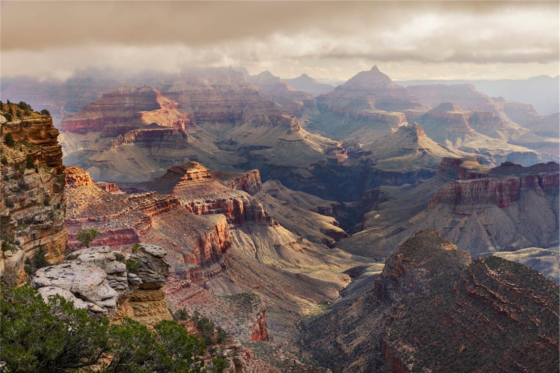 Der Name Grand Canyon für „groß“ bzw. „großartig“ wurde 1869 von John Wesley Powell (1834-1902), dem Forscher und Leiter der Expedition der Erforschung des Colorado River geprägt.