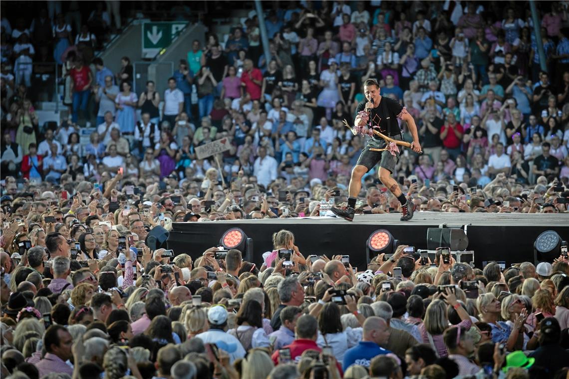 Dirndlparty und Hüftschwung: Andreas Gabalier in Aspach Der Naturbursche aus den Bergen: Andreas Gabaliers Wanderschuhe bringen ihn ganz nach vorne auf dem Bühnensteg, ganz nah zu seinen Fans. Fotos: Alexander Becher