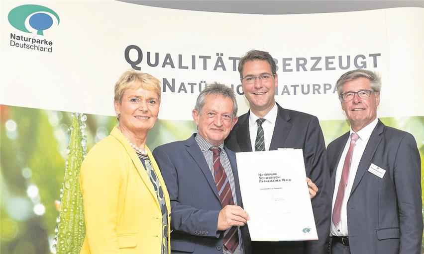 Der Naturpark Schwäbisch-Fränkischer Wald erhält die Auszeichnung „Qualitäts-Naturpark“ (von links): Staatssekretärin Friedlinde Gurr-Hirsch, Naturparkgeschäftsführer Bernhard Drixler, Landrat Richard Sigel und Friedel Heuwinkel, Präsident Verband Deutscher Naturparke, bei der Verleihung im Kulinarium am Fornsbacher Waldsee. Darüber hinaus gab es eine Urkunde zum 40-jährigen Bestehen des Naturparks. Foto/Archivfoto: J. Fiedler/A. Becher (oben)