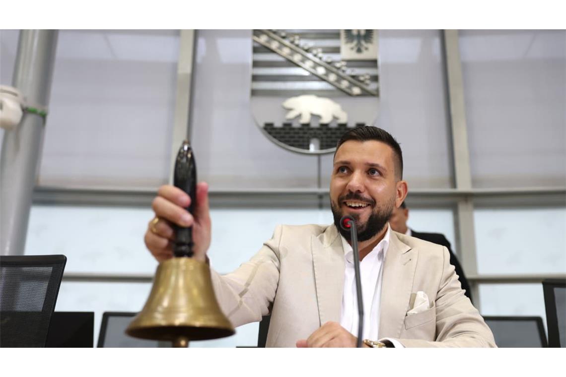 Der neu gewählte Landtagspräsident Tobias Rausch (AfD) läutet nach einer Pause die Glocke während der konstituierenden Sitzung des Landtags von Sachsen-Anhalt.