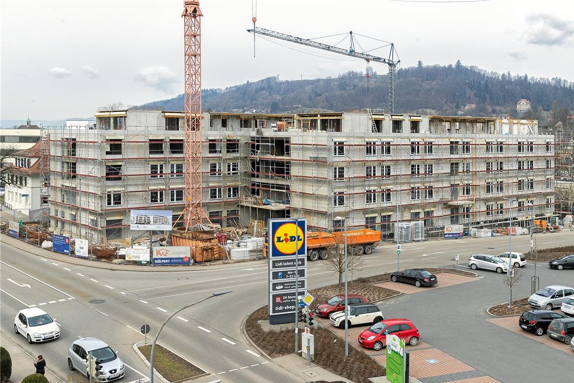 Der Neubau des Pflegeheims gleich gegenüber geht weiter seinen Gang. Fotos: J. Fiedler