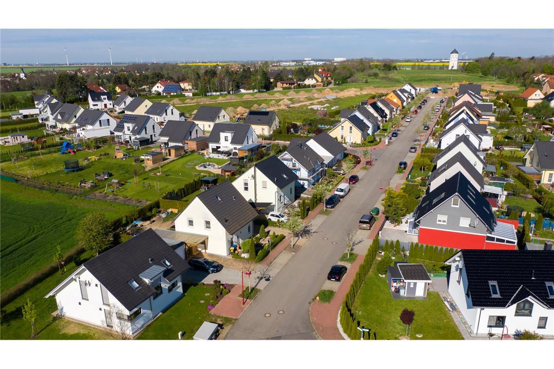 Der Neubau stockt, zuletzt zogen aber die Baugenehmigungen für Eigenheime an. (Archivbild)