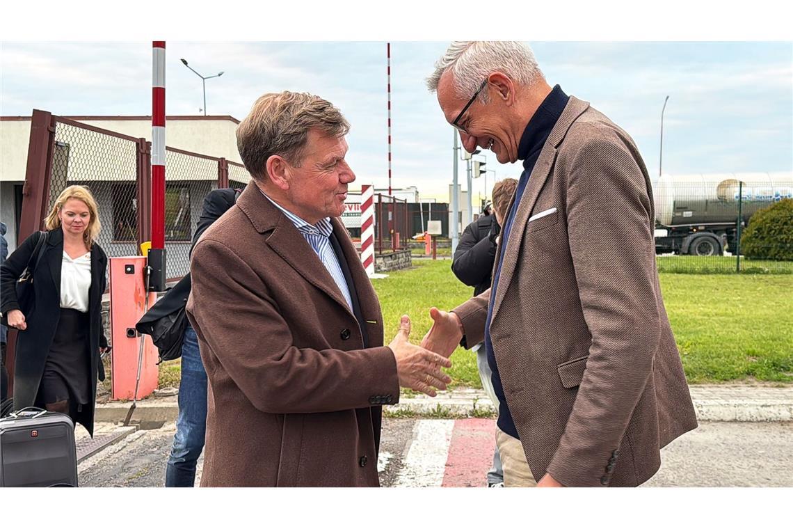 Wadephul in Ukraine: "Das leisten, was nötig ist" Der neue Außenminister Wadephul (l.) wurde an der Grenze vom deutschen Botschafter in der Ukraine, Martin Jäger, begrüßt.