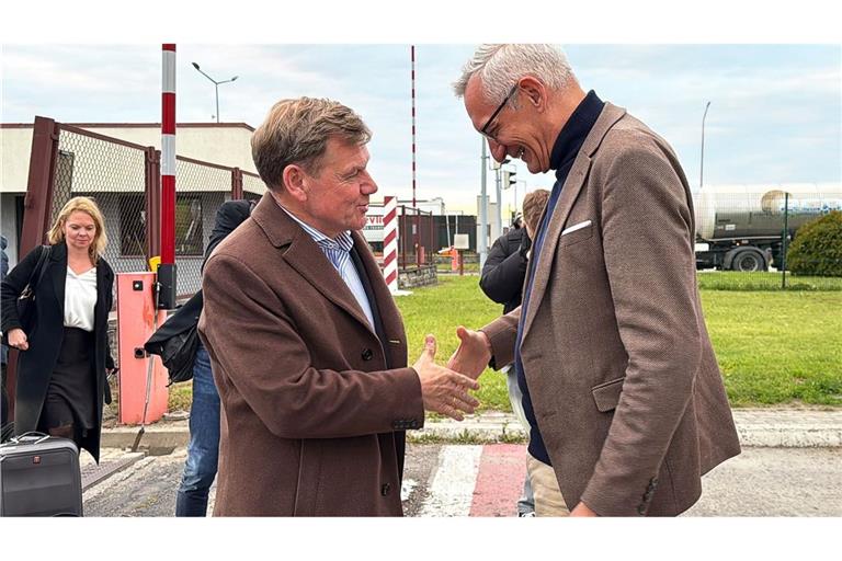 Der neue Außenminister Wadephul (l.) wurde an der Grenze vom deutschen Botschafter in der Ukraine, Martin Jäger, begrüßt.