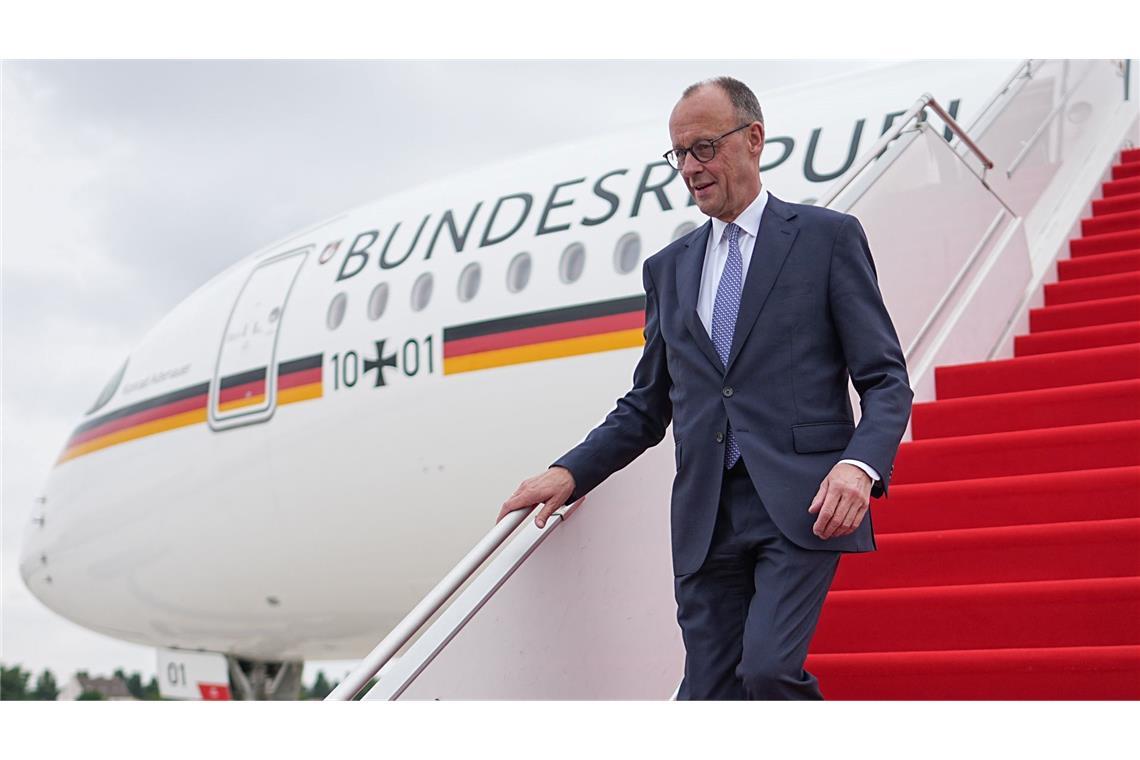Erste Kanzlerreise: Neustart in Paris - Ärger in Warschau Der neue Bundeskanzler ist zu seinem ersten Besuch im Ausland in Paris eingetroffen.