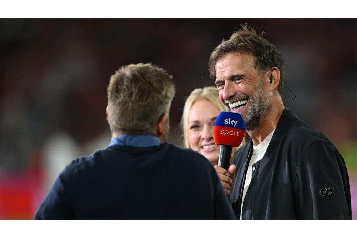 Der neue Bundestrainer lässt sich das Auftaktmatch auch nicht entgehen.