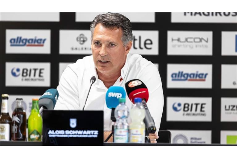 Der neue Chefcoach Alois Schwartz erklärt bei der Pressekonferenz, wie er den SSV Ulm 1846 aus dem Regionalliga-Keller führen will.