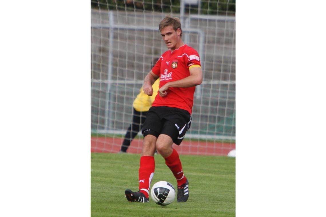 Walter Thomae gibt nun die Kommandos Der neue Co-Trainer Dennis Grab war von 2004 bis 2015 für die SG am Ball. Foto: B. Strohmaier
