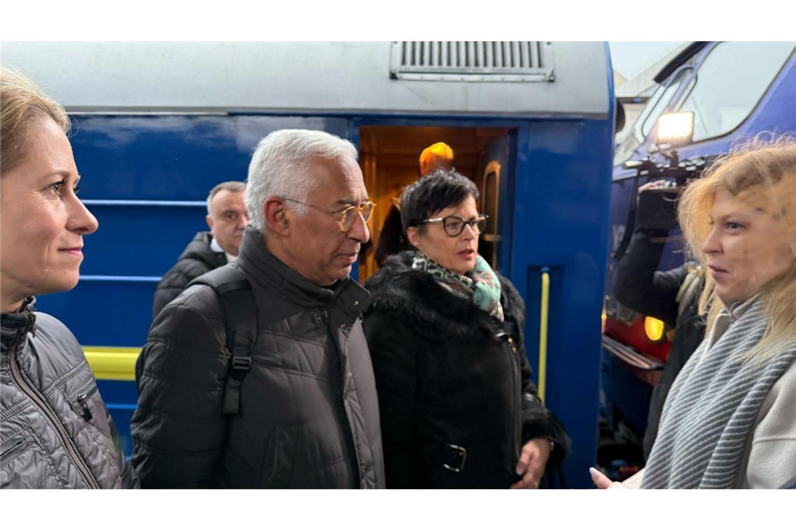 Zum Amtsantritt in Kiew: EU-Spitzenvertreter setzen Zeichen Der neue EU-Ratspräsident António Costa, die neue EU-Außenbeauftragte Kaja Kallas (2.v.l) und die neue EU-Erweiterungskommissarin Marta Kos (r) kommen wenige Stunden nach ihrer Amtsübernahme zu einem Besuch in der ukrainischen Hauptstadt Kiew an und werden von Vizeministerpräsidentin Olha Stefanischyna begrüßt.